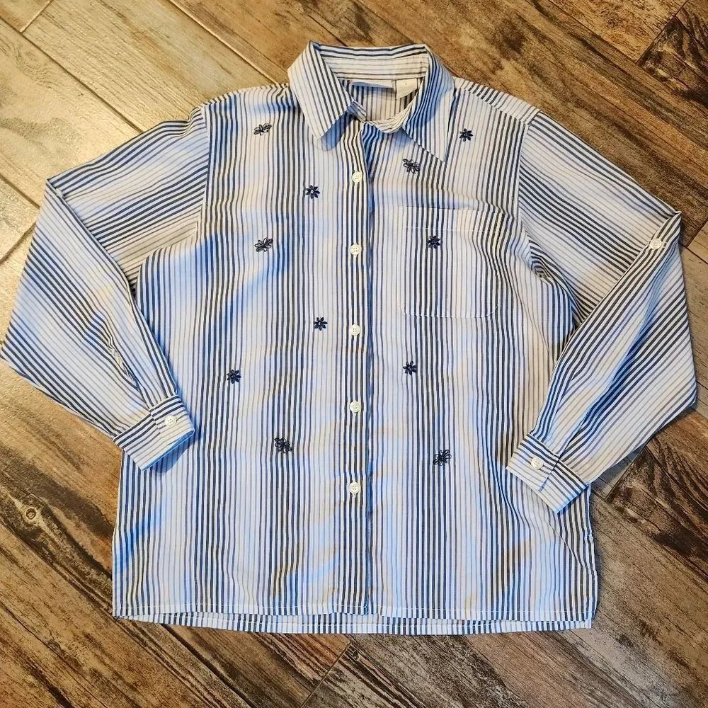 ☔️🔺️Alfred Dunner Pinstripe Embroider Daisy & Butterfly Button Top Size 8 - Picture 3 of 13